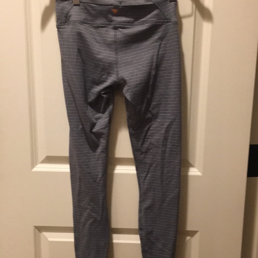 Yogasmoga women Athletic Leggings fine stripes Size 4 grey white